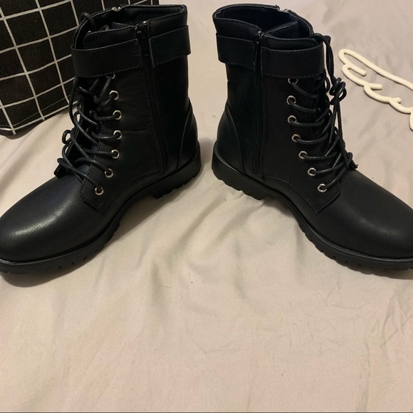(Runs small) Black Boots - Picture 8 of 9